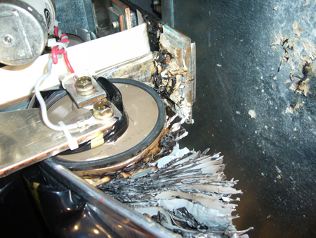 Взрыв конденсатора в T300MVi вследствии непроведенного вовремя технического обслуживания