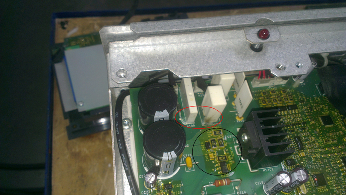 Рисунок 1 Повреждение электроники на печатной плате преобразователя частоты